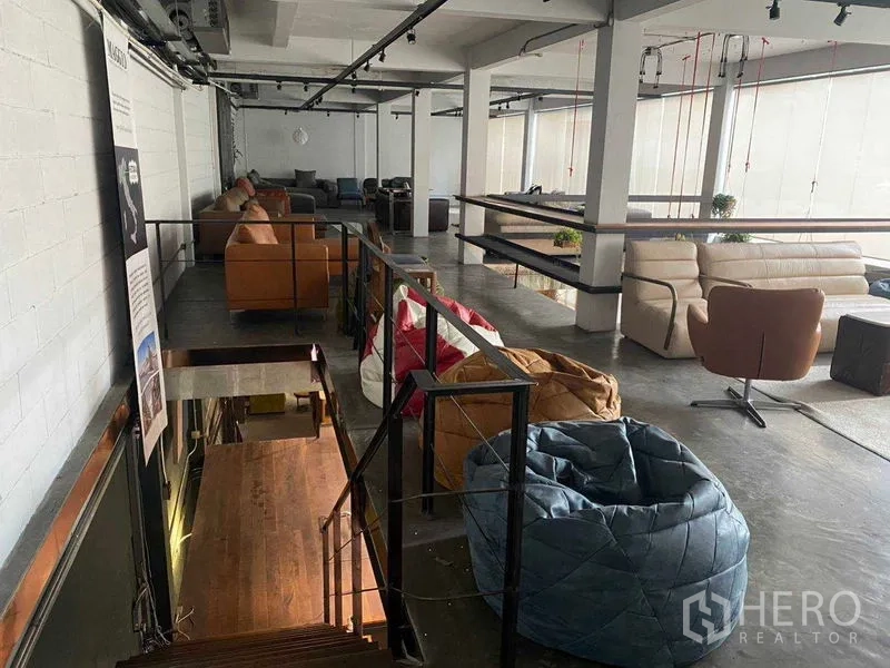 零售空间 出租在Bang Na, Bangkok - 夹层走道，两侧陈列沙发与休闲椅