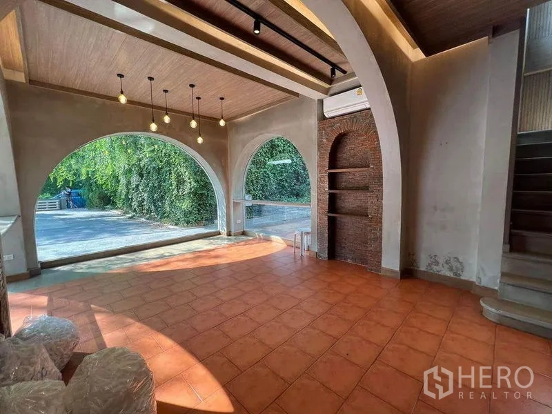 零售空间 出租在Phaya Thai, Bangkok - 开放式零售厅，拱形玻璃、砖砌壁龛与地砖