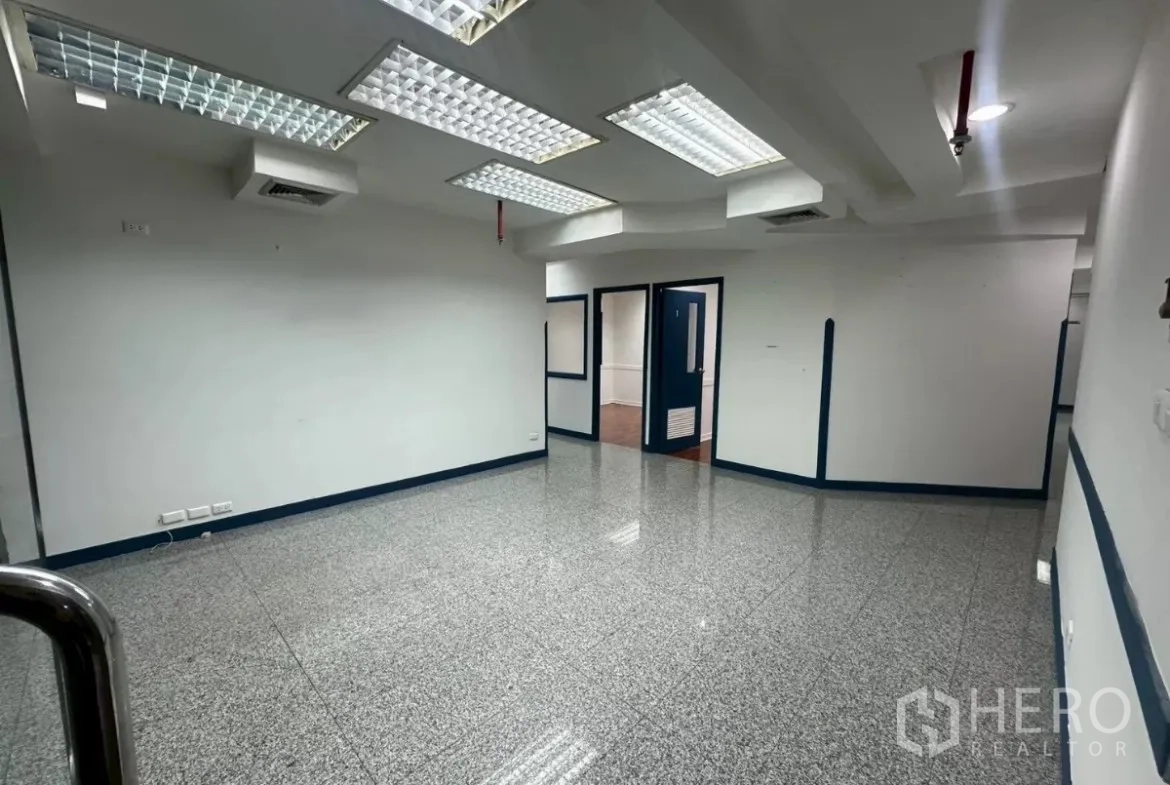 Office Space for rent in Khlong Toei, Bangkok - Open-plan workspace with polished granite floor and drop-in lighting.