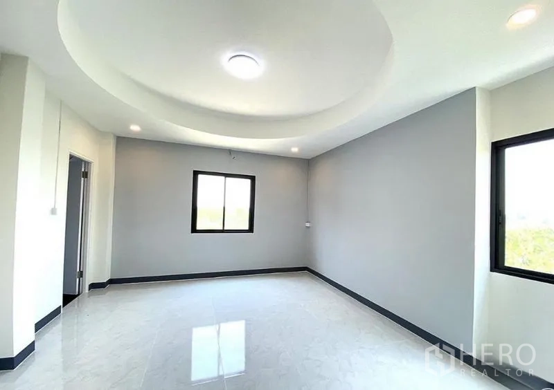 货栈 出租在Lat Lum Kaeo, Pathum Thani - 楼上办公室，圆形吊顶设计，采光充足。
