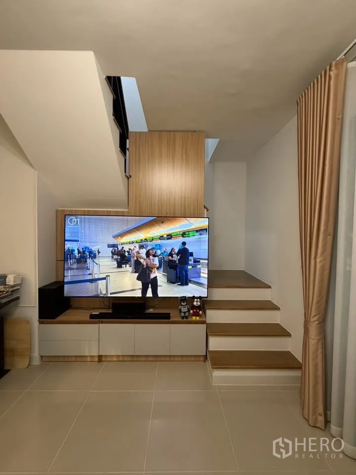 联排别墅 for rent in Bang Phli, Samut Prakan - 楼梯下方的定制电视柜特写，带储物与台阶。