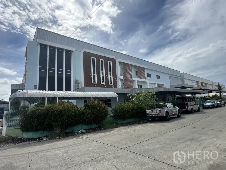 工厂 出租 - 北榄府邦普里持证工厂外观，门前街景与停车位。