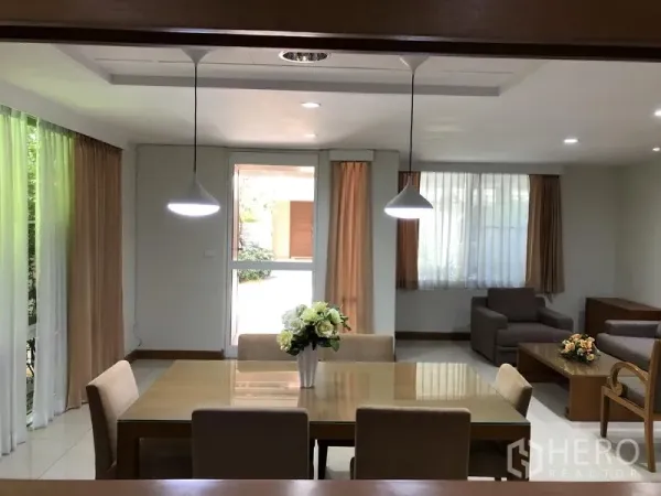 独立式住宅 出租在Watthana, Bangkok - 开放式客餐厅，大窗帘幕与筒灯采光充足。