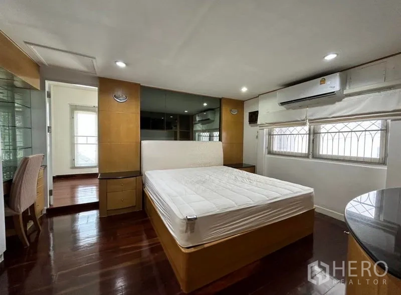带办公室的家 出租在Suan Luang, Bangkok - 主卧，配大床、空调与镜面衣柜墙