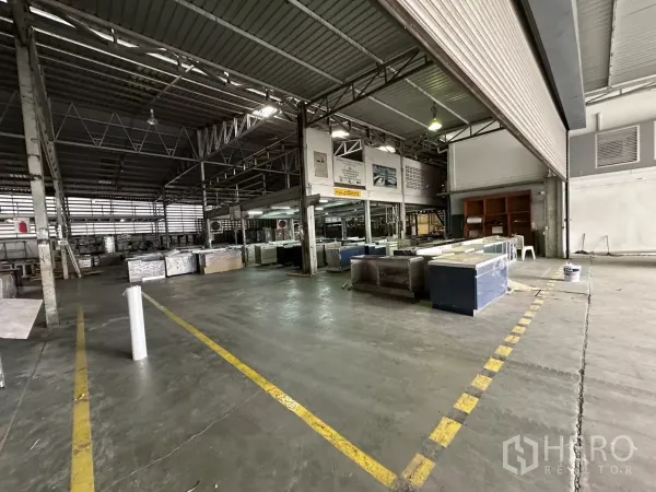 Warehouse for rent in Yan Nawa, Bangkok - Spacious warehouse interior with high steel roof, marked lanes and packing area.