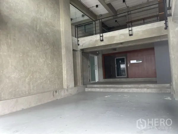 带办公室的家 出租在Suan Luang, Bangkok - 挑高混凝土大堂，带夹层和金属栏杆的工业风设计。
