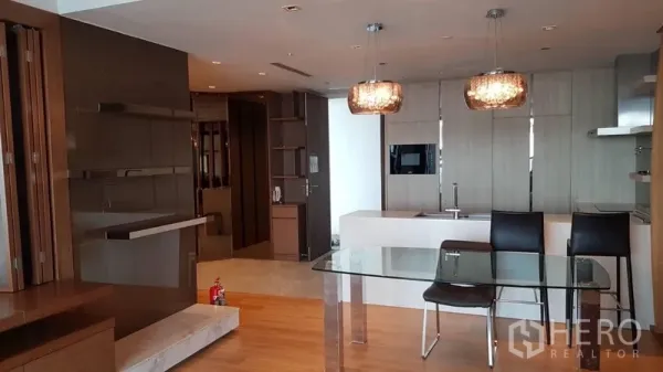 公寓 出租在Yan Nawa, Bangkok - 餐区与时尚中岛厨房相连，吊灯与收纳柜一体化设计。