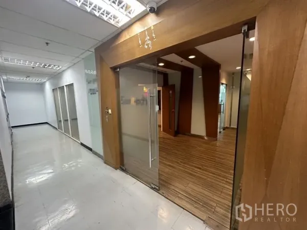 办公空间 出租或出售 - 办公入口，木框玻璃门通往室内大厅。