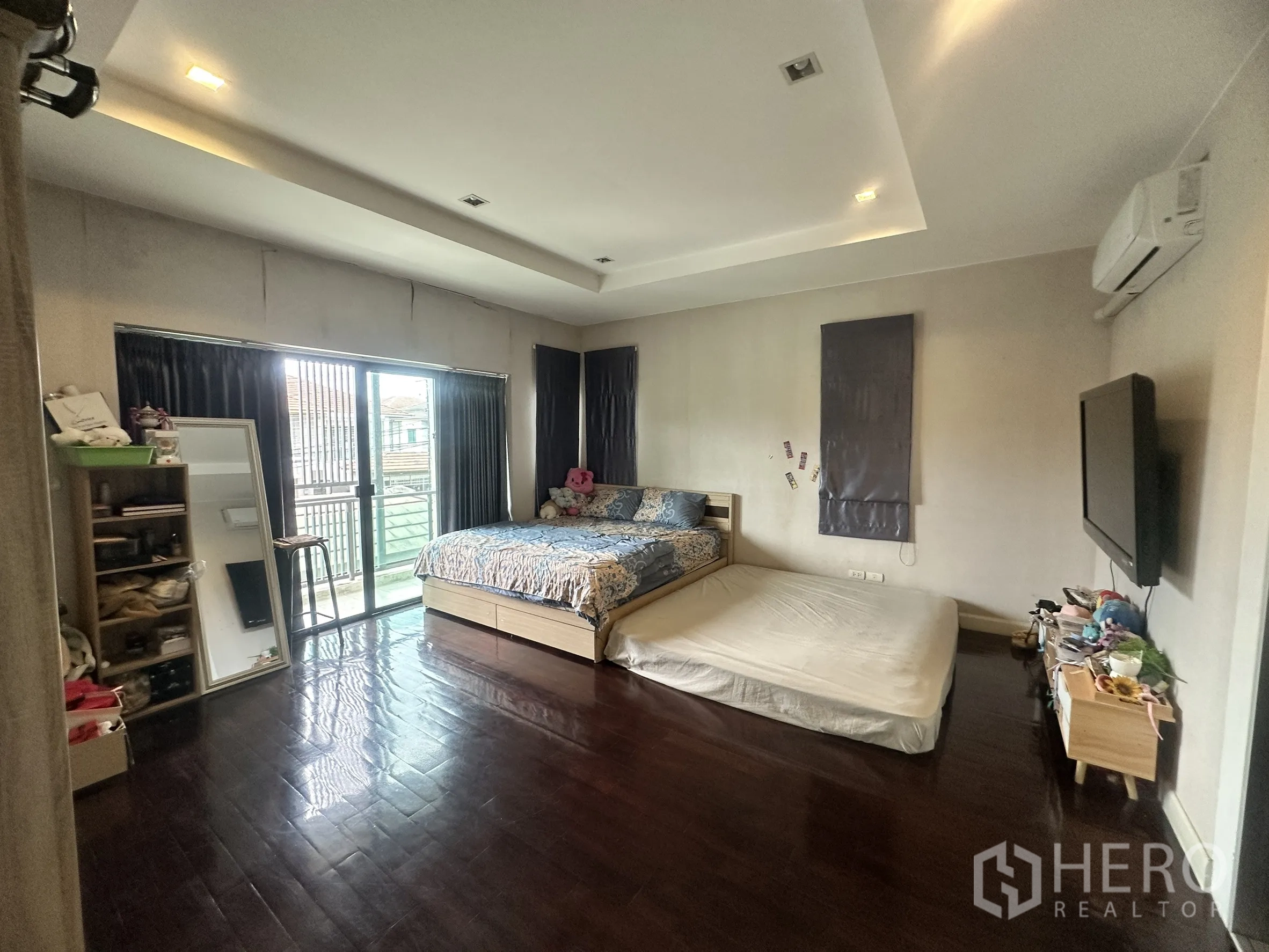 独栋房屋 for sale in Pak Kret, Nonthaburi - 宽敞主卧，通向阳台，木地板。