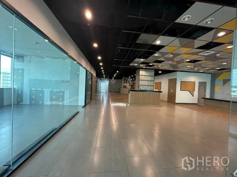 สำนักงาน ให้เช่าในRatchathewi, Bangkok - โถงทางเดินผนังกระจก ฝ้าเพดานลวดลายเรขาคณิต และเคาน์เตอร์ต้อนรับ
