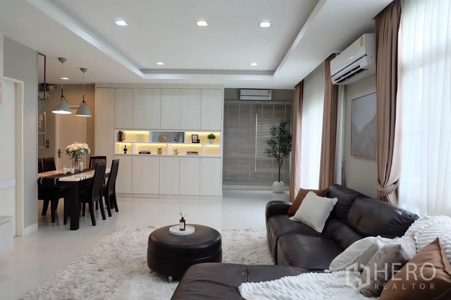 บ้านเดี่ยว for rent in Bang Phli, Samut Prakan - มุมกว้างของห้องนั่งเล่นโปร่งแสง พร้อมหน้าต่างบานใหญ่