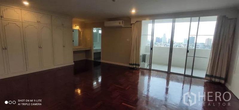คอนโด ให้เช่าในWatthana, Bangkok - ห้องนอนหลักมีตู้เสื้อผ้าบิวท์อิน ประตูบานเลื่อนออกระเบียงเห็นวิวเมือง