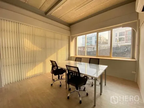 办公空间 出租在Phaya Thai, Bangkok - 曼谷帕亚泰BTS Ari附近的采光办公室，白色会议桌、四把网面椅与宽大窗户。