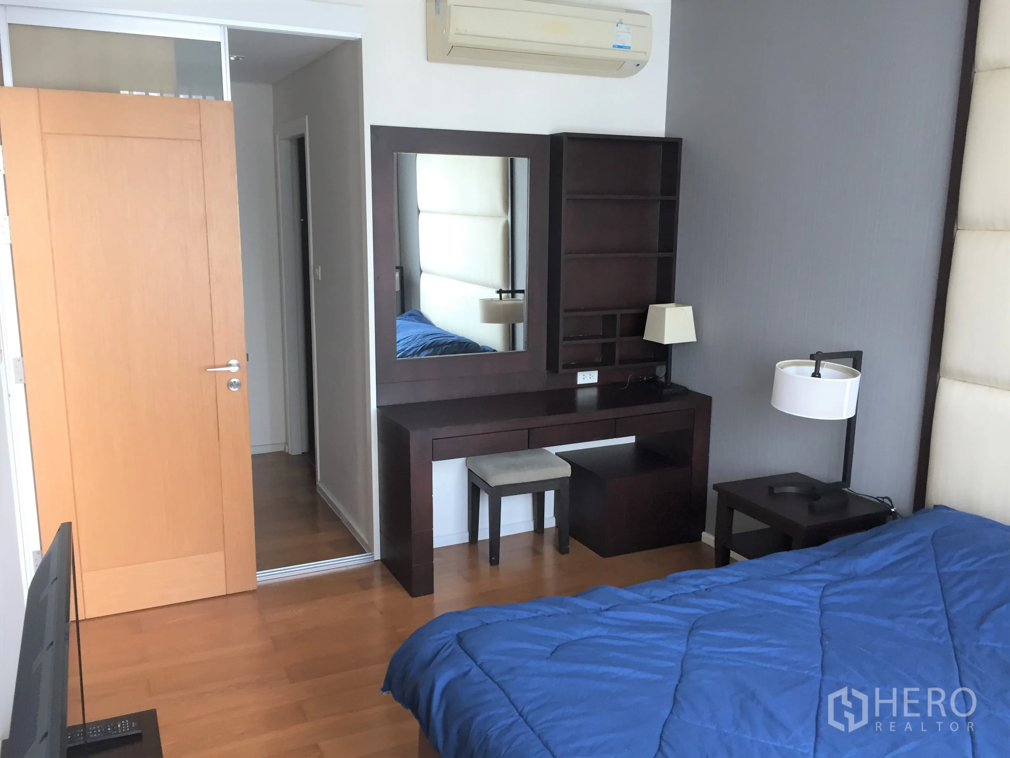 公寓 出租或出售在Watthana, Bangkok - 采光良好的卧室，软包床头，书妆台，空调与木地板。