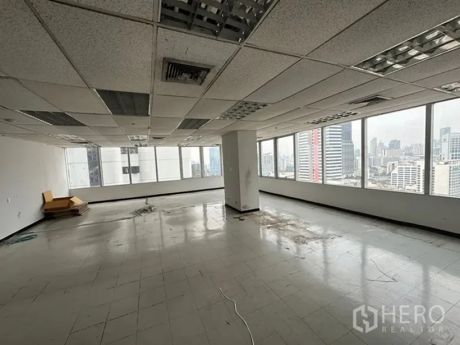 办公空间 出租在Chatuchak, Bangkok - 宽敞转角办公区，网格吊顶照明与全景城市视野