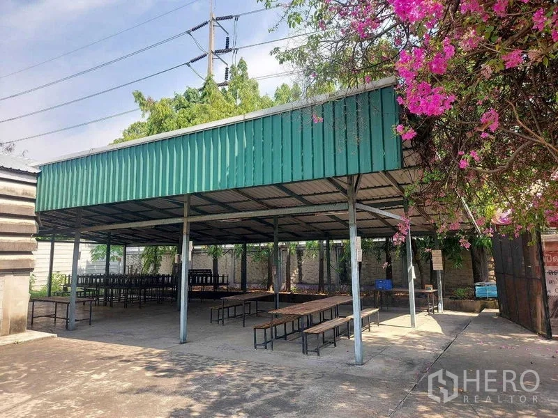 คลังสินค้า ให้เช่าในMin Buri, Bangkok - ศาลาโล่งมุงหลังคาเมทัลชีท พร้อมม้านั่ง เหมาะเป็นโรงอาหารหรือมุมพักพนักงาน