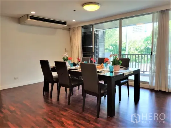 公寓 出租在Bang Rak, Bangkok - 明亮餐区，六人餐桌，落地推拉门通向阳台。