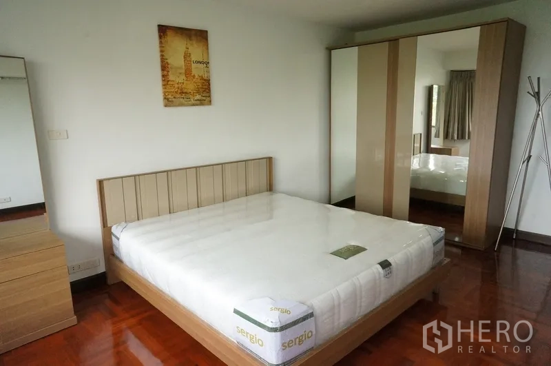 คอนโด ให้เช่าในWatthana, Bangkok - ห้องนอนสว่าง เตียงควีน ตู้เสื้อผ้าบานกระจก และโต๊ะข้างเตียง