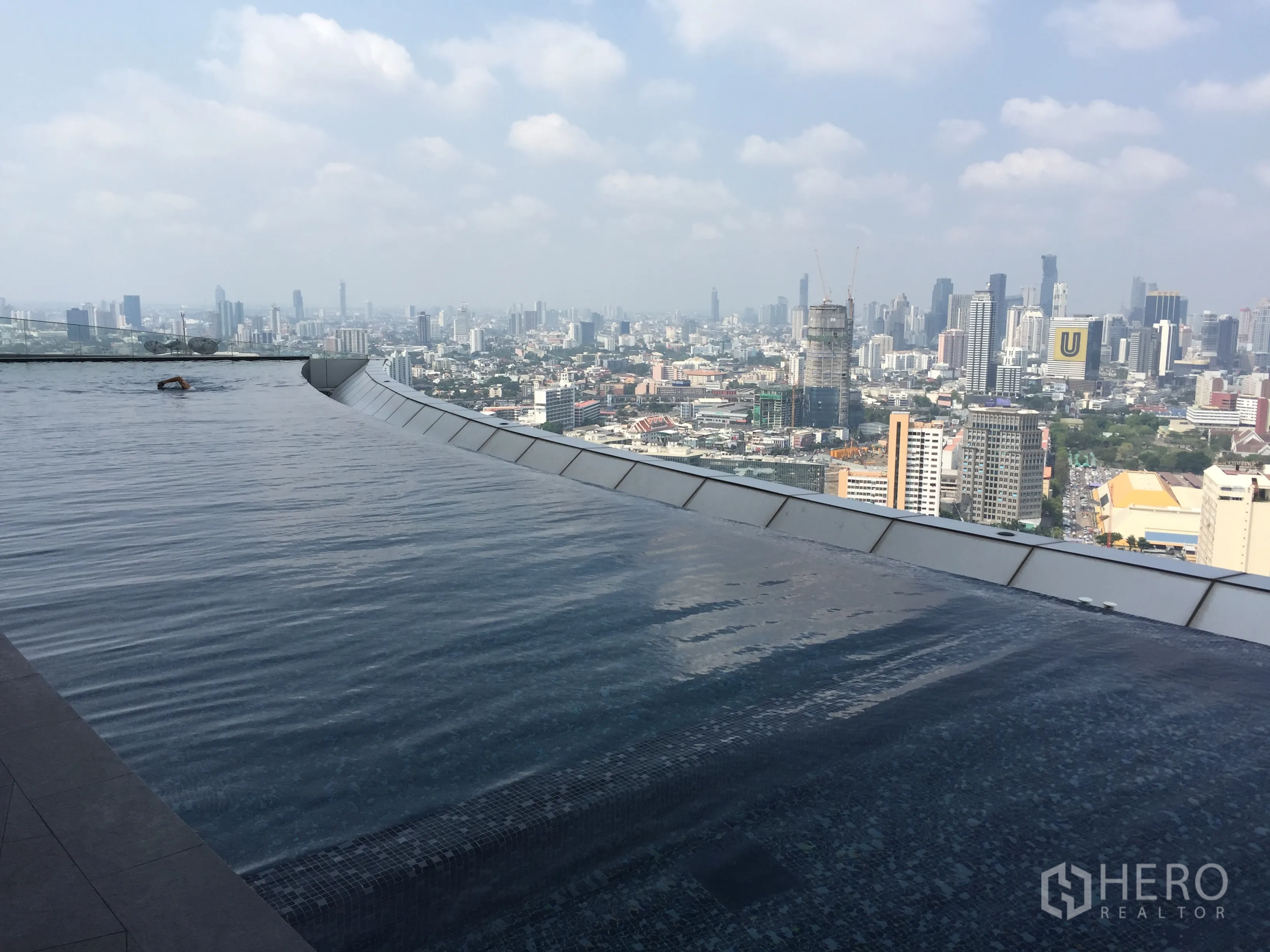 公寓 出租或出售在Khlong Toei, Bangkok - 屋顶无边际泳池，俯瞰曼谷城市天际线的宽阔景致。