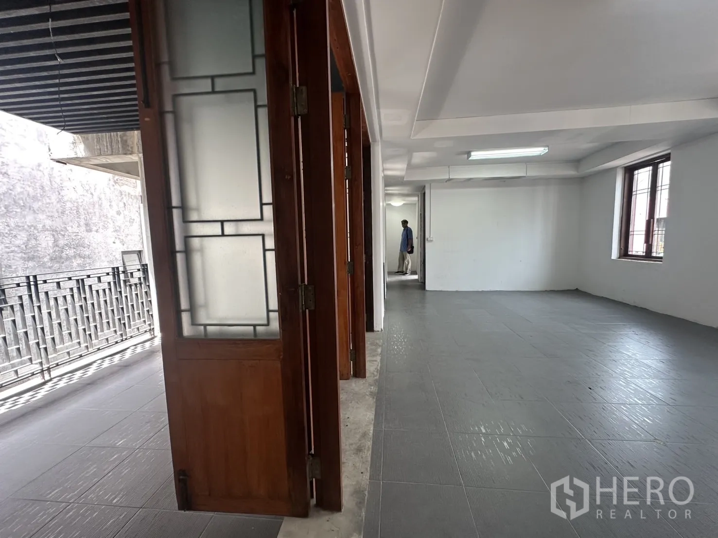 带办公室的家 出租在Pathum Wan, Bangkok - 走廊与磨砂玻璃折叠门，通往宽敞办公区。