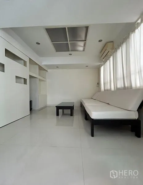 带办公室的家 出租在Suan Luang, Bangkok - 小客厅或会议区，白色沙发与储物柜