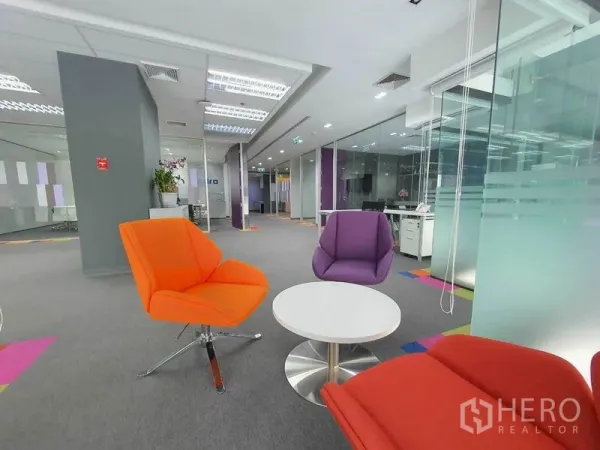 办公空间 出租在Ratchathewi, Bangkok - 休闲洽谈区，彩色单椅与圆几，临近玻璃墙。