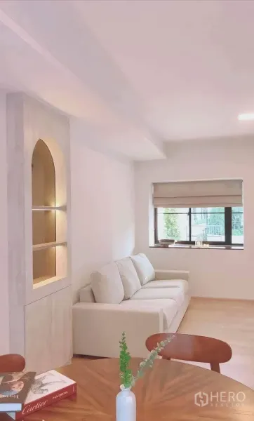 Townhouse for rent in Bang Phli, Samut Prakan - Sofa corner with an illuminated built-in niche and a window seat.