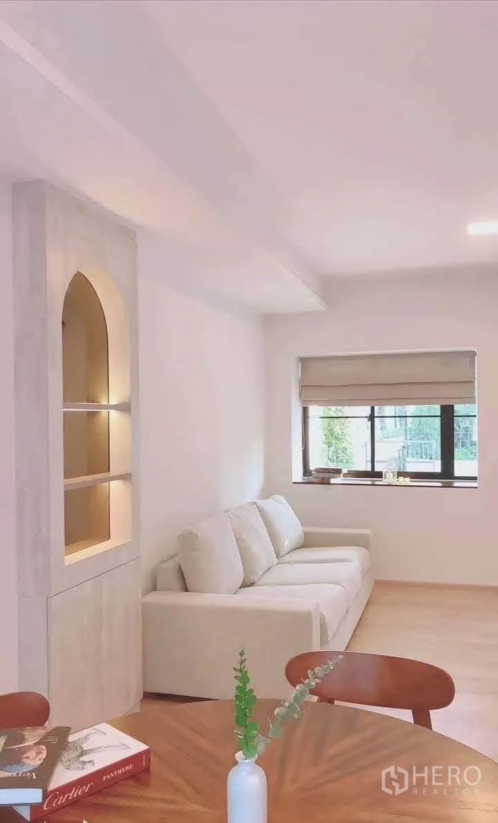 Townhouse for rent in Bang Phli, Samut Prakan - Sofa corner with an illuminated built-in niche and a window seat.
