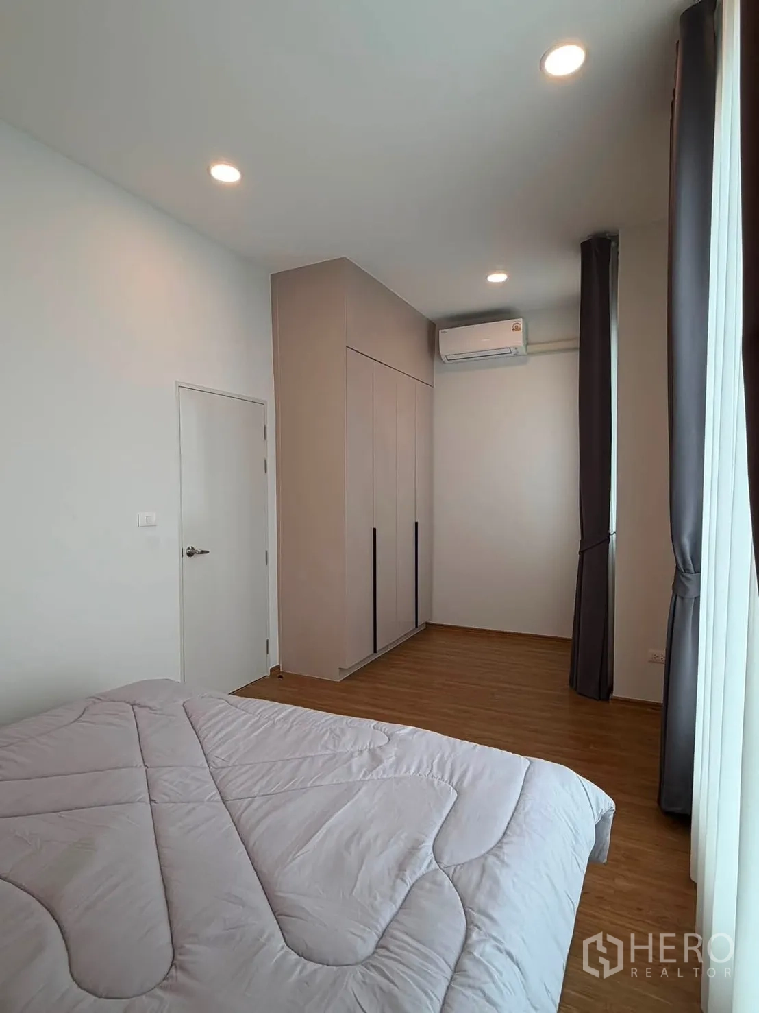 ทาวน์เฮาส์ for rent in Bang Phli, Samut Prakan - ห้องนอนกว้าง เตียง ตู้บิวท์อิน หน้าต่างบานใหญ่และผ้าม่าน