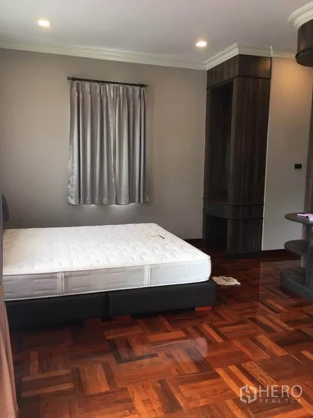 独立式住宅 出租在Khlong Toei, Bangkok - 客卧配床、窗帘与木地板。