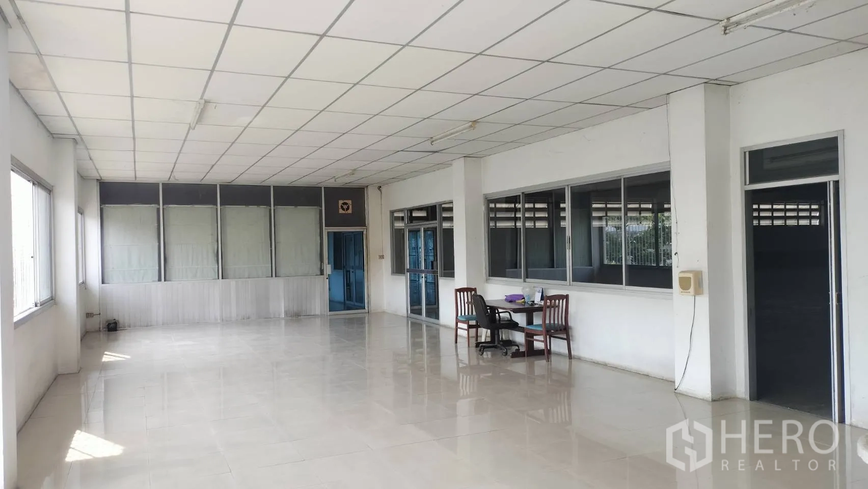 โรงงาน for rent in Lat Krabang, Bangkok - สำนักงานสว่างโปร่ง พื้นกระเบื้อง หน้าต่างยาว และโต๊ะทำงานเรียบง่าย.