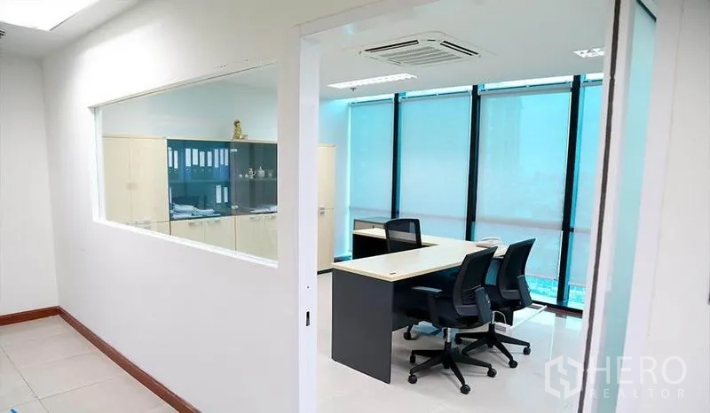 สำนักงาน ให้เช่าในHuai Khwang, Bangkok - ห้องทำงานส่วนตัวกั้นกระจก โต๊ะทำงานริมหน้าต่างกระจกบานใหญ่กรองแสงสีฟ้า