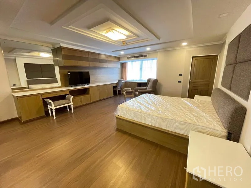 公寓 出租在Watthana, Bangkok - 大卧室，内置柜体、装饰床头与嵌入式照明。