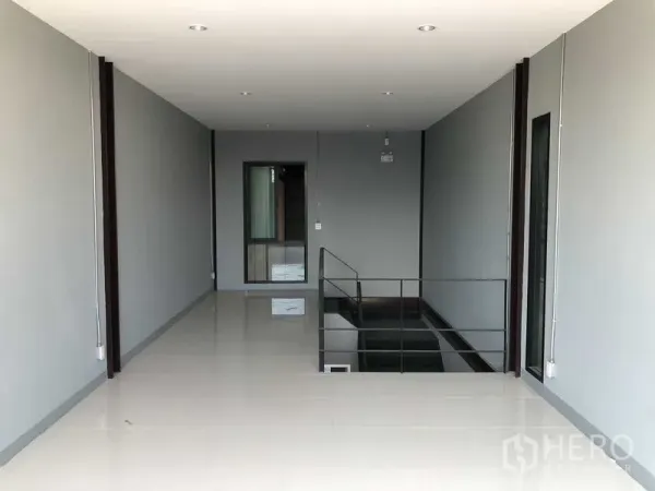 คลังสินค้า ให้เช่าในBang Phli, Samut Prakan - สำนักงานชั้นสองแบบเปิดโล่ง พื้นกระเบื้องเงา มองเห็นช่องบันได