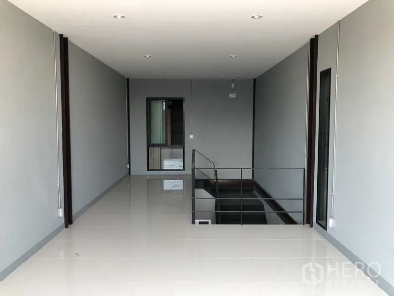 คลังสินค้า ให้เช่าในBang Phli, Samut Prakan - สำนักงานชั้นสองแบบเปิดโล่ง พื้นกระเบื้องเงา มองเห็นช่องบันได