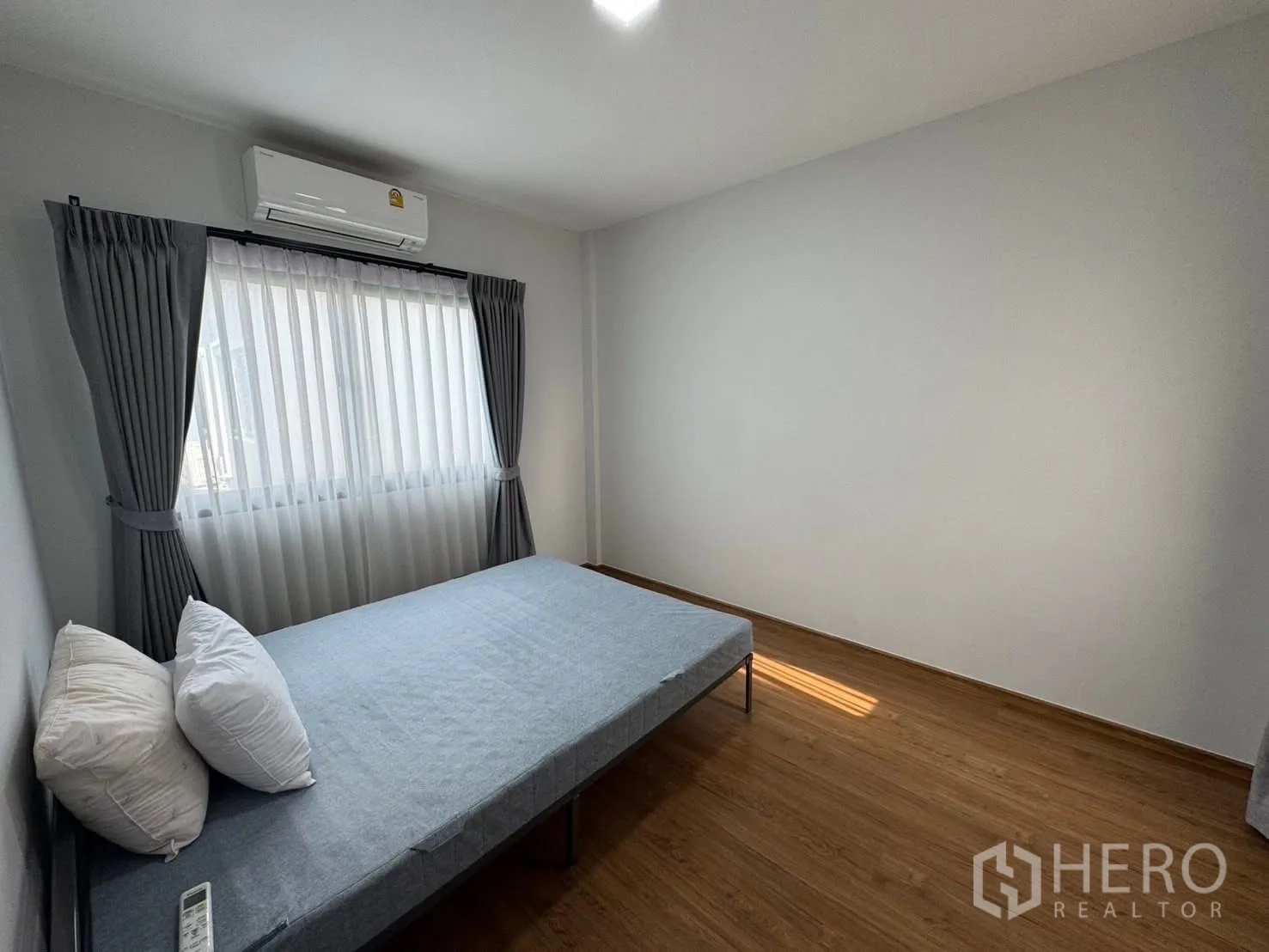联排别墅 for rent in Bang Phli, Samut Prakan - 客卧配单人床、空调和带纱帘的窗户。