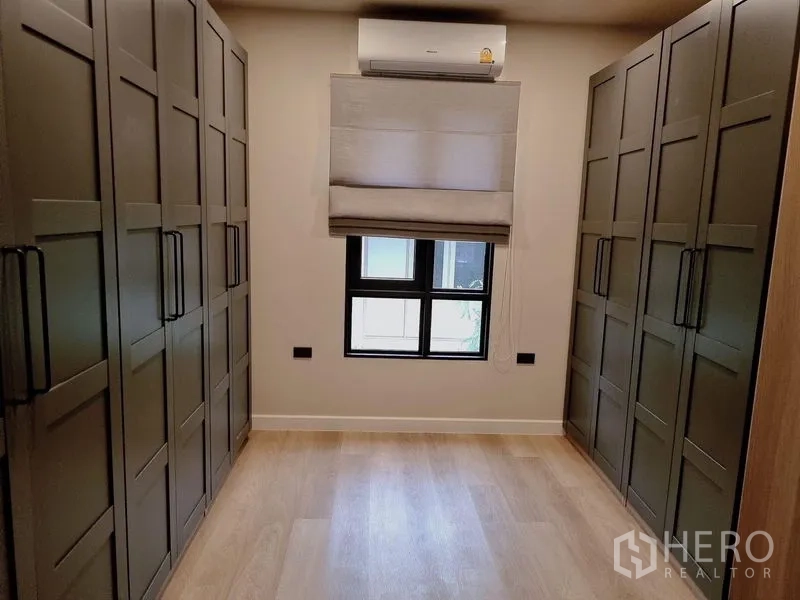 独立式住宅 出租在Khlong Toei, Bangkok - 步入式衣帽间，两侧内置衣柜与木地板