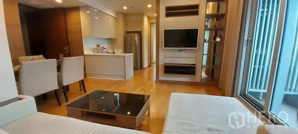 คอนโด ให้เช่าในRatchathewi, Bangkok - ห้องนั่งเล่นแบบโอเพ่นสเปซ พร้อมโซฟา ทีวีติดผนัง และครัวสมัยใหม่