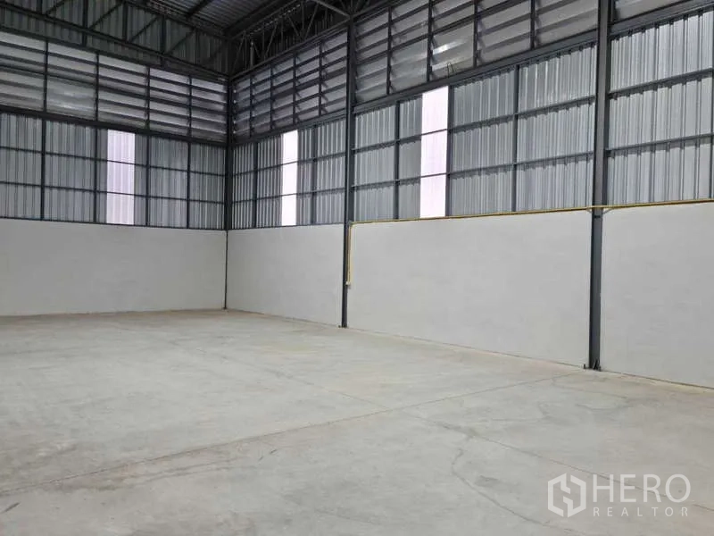 คลังสินค้า ให้เช่าในBang Bua Thong, Nonthaburi - ช่วงเสาโกดังแบบไร้คานโล่ง มีช่องแสงและผนังระบายอากาศ