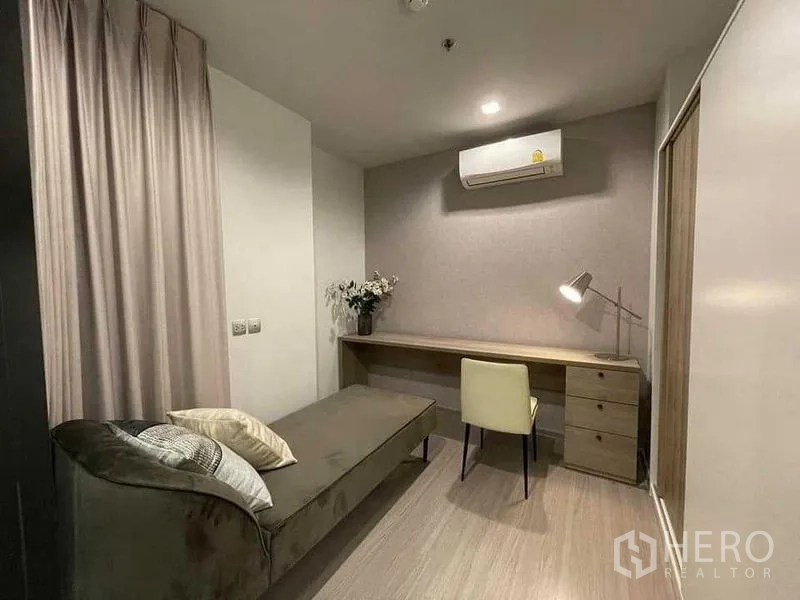 Condominium for rent in Chatuchak, Bangkok - Guest bedroom or home office with daybed, long work desk and wardrobe.