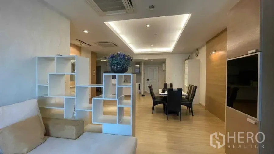 公寓 出租在Khlong San, Bangkok - 开放式起居与餐厅空间，装饰隔断与嵌入式吊顶。