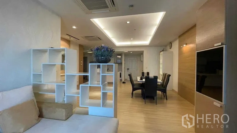 公寓 出租在Khlong San, Bangkok - 开放式起居与餐厅空间，装饰隔断与嵌入式吊顶。