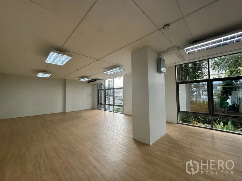 办公空间 出租在Sathon, Bangkok - 开放式办公区，中央立柱，花园景观与充足自然采光。