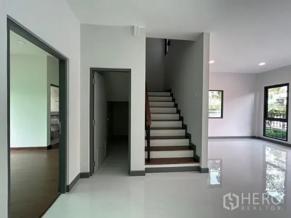 Detached House for rent - Bright foyer with staircase and access to living areas on the ground floor.