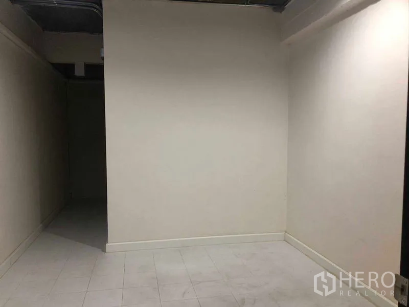 Office Space for rent in Phaya Thai, Bangkok - Compact internal room with white walls and corridor access, ideal for meeting or storage.