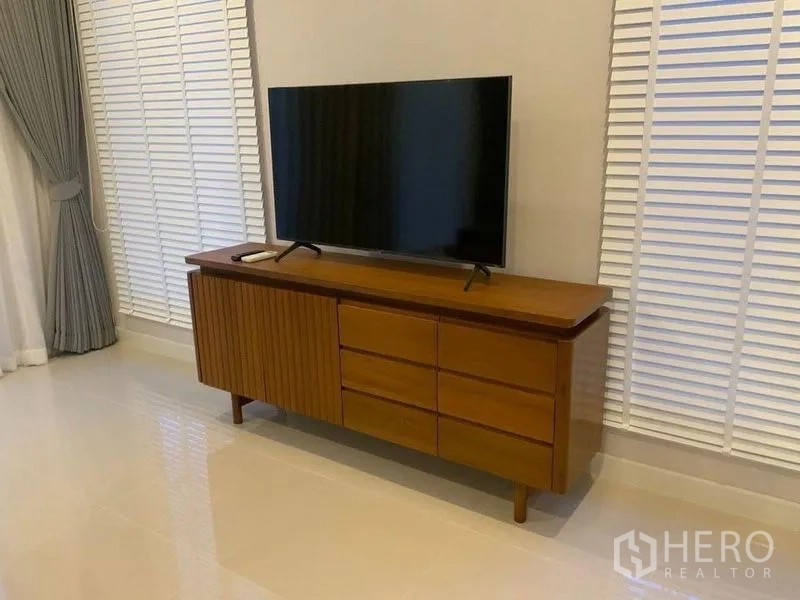 Townhouse for rent in Prawet, Bangkok - Flat-screen TV on a wooden media console in the living room.
