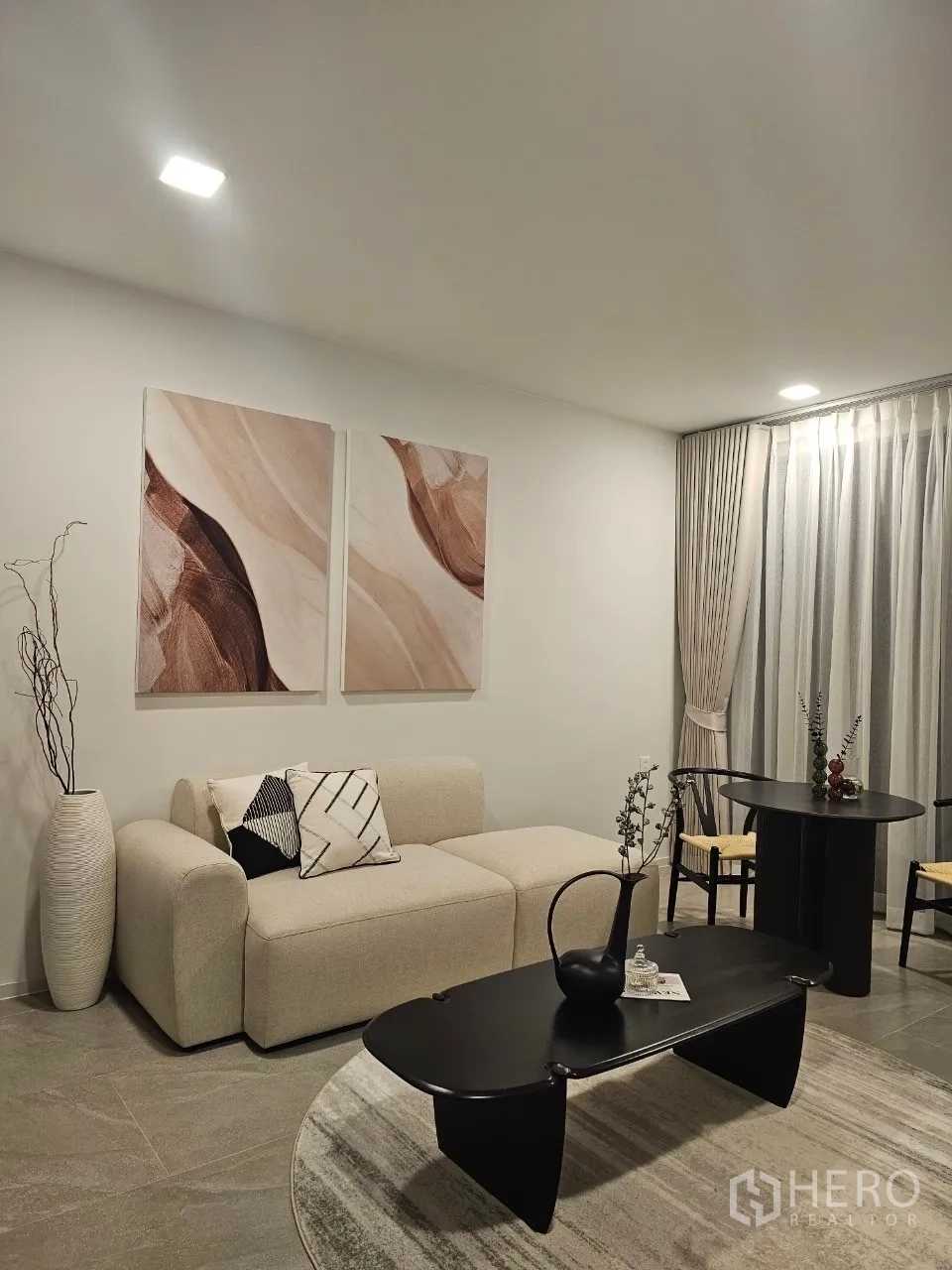 Detached House for rent in Saphan Sung, Bangkok - Cozy sitting room with cream sofa, black coffee table and curtains.