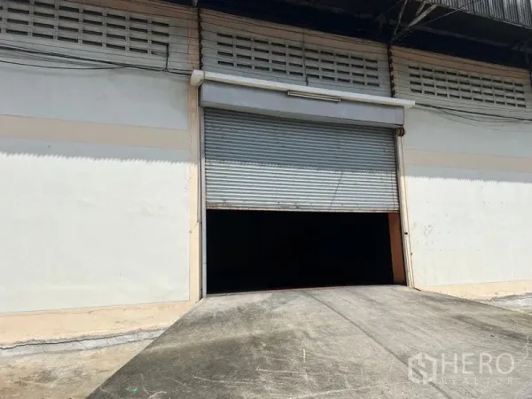 คลังสินค้า ให้เช่าในMueang Samut Prakan, Samut Prakan - ด้านหน้าคลังสินค้ามีประตูม้วนกว้างและทางลาดสำหรับขนถ่ายสินค้า