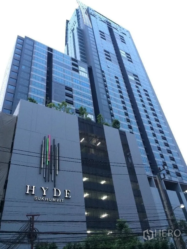 公寓 出租在Watthana, Bangkok - 素坤逸沿线的玻璃幕墙高层公寓外观与品牌标识