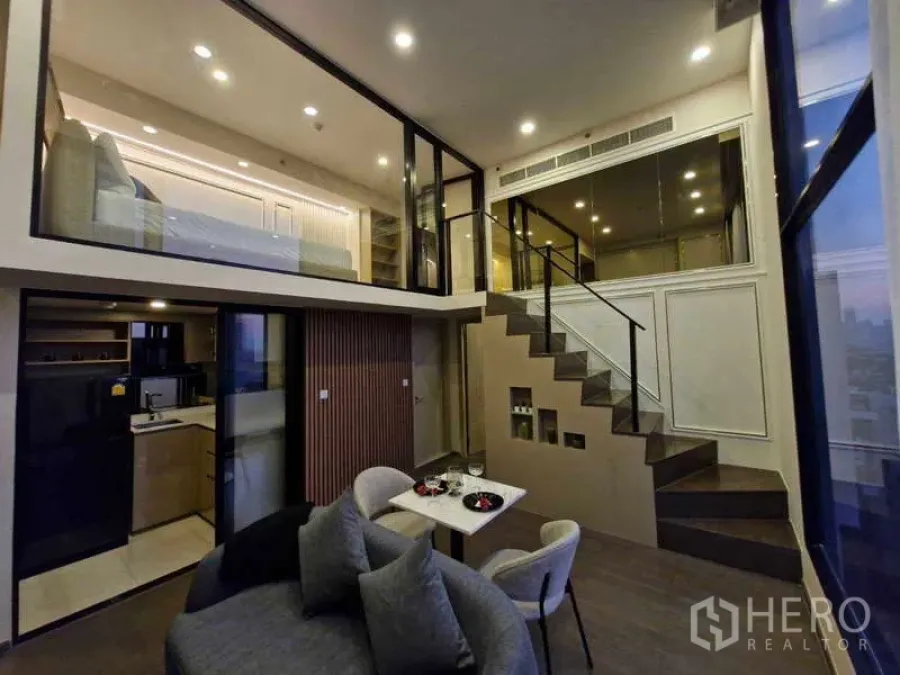 公寓 出售在Ratchathewi, Bangkok - 时尚双层空间，展示楼梯、夹层卧室与厨房